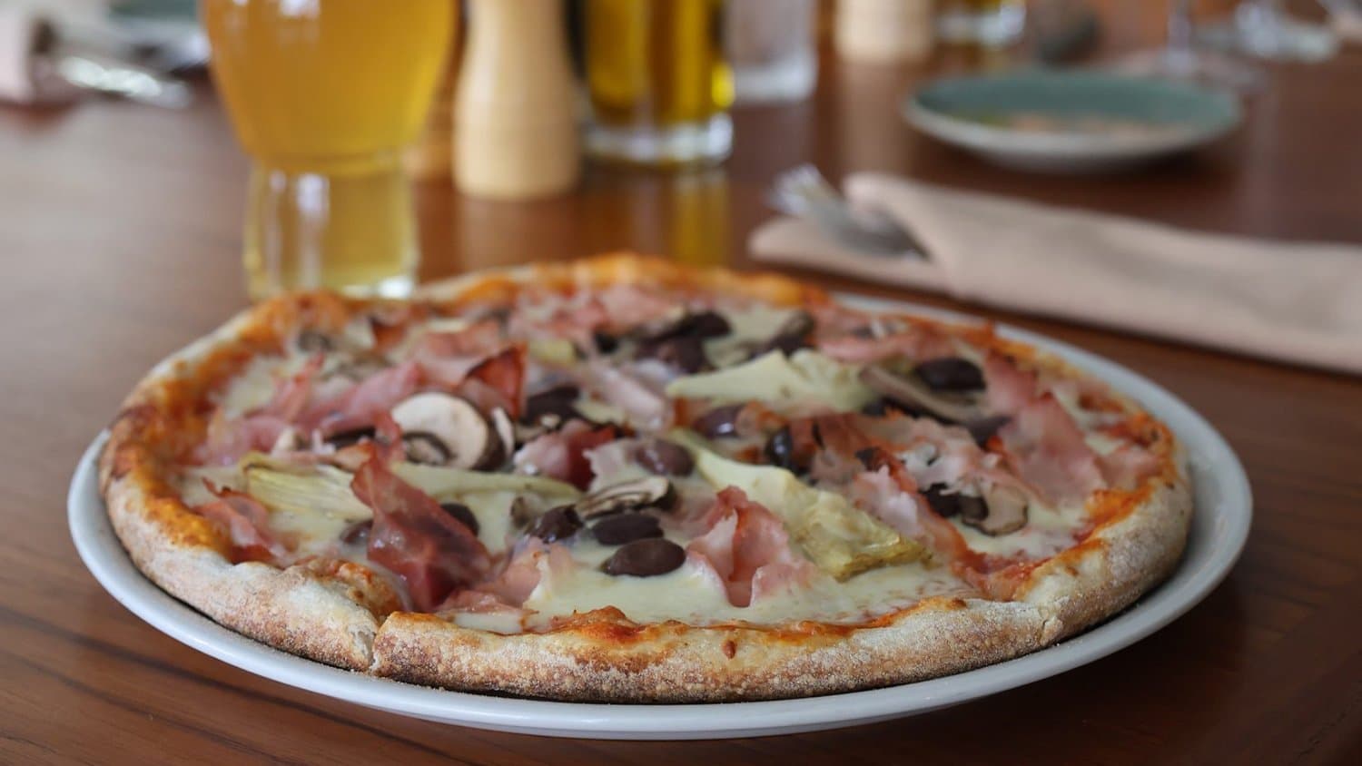 Pizza fresh from the oven at Pelican Restaurant on Ocean Drive, Miami Beach